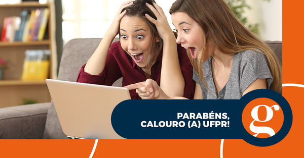 Consultoria de SEO. Imagem de duas jovens brancas olhando para o notebook surpresas. Legenda "Parabéns, calouro (a) UFPR!".