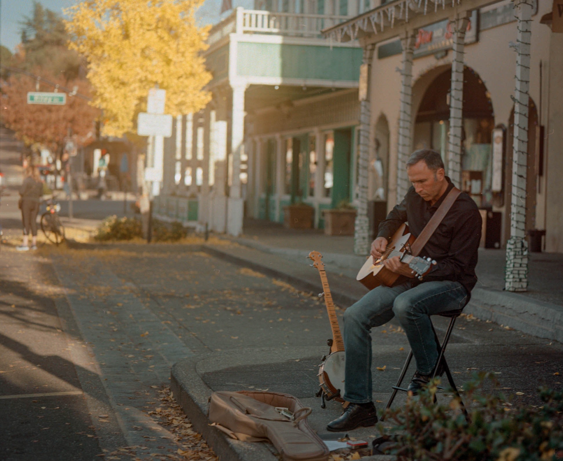 Man playing guitar in Folsom, CA