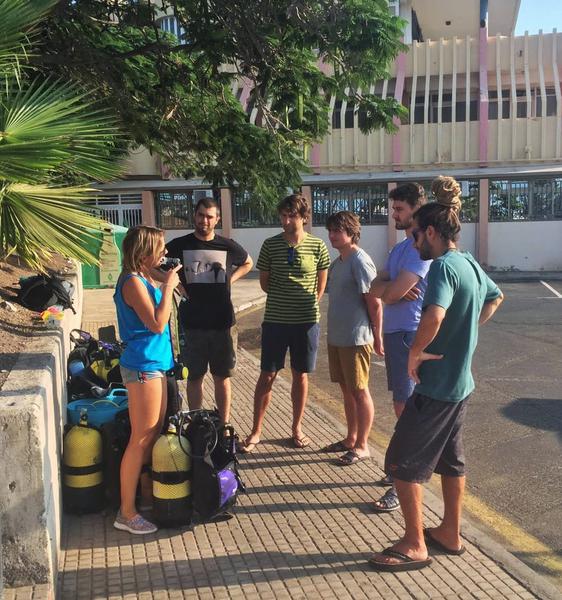 Dive briefing for discover scuba divers in Los Cristianos, Tenerife