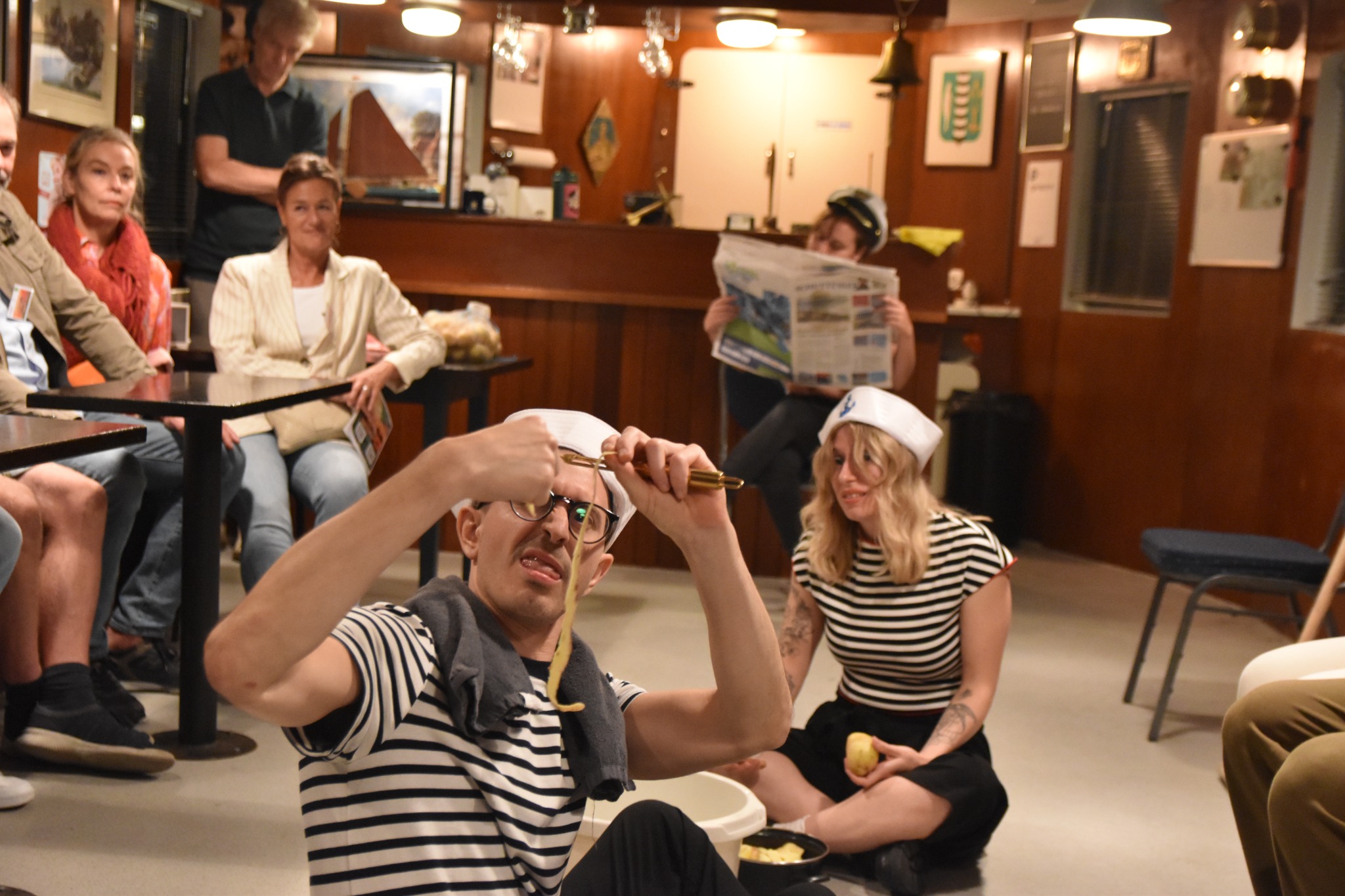 Theatrical performance still from De Vlucht van de Phoenix showing actors on stage in costume.