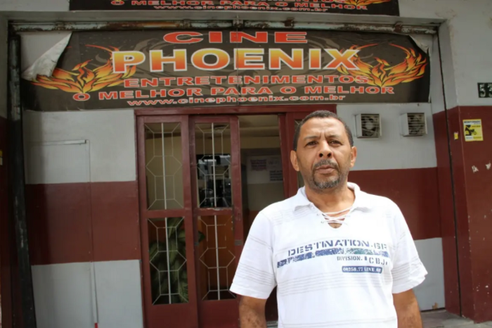 Marco Antônio posa, orgulhoso, em frente ao Cine Phoenix.