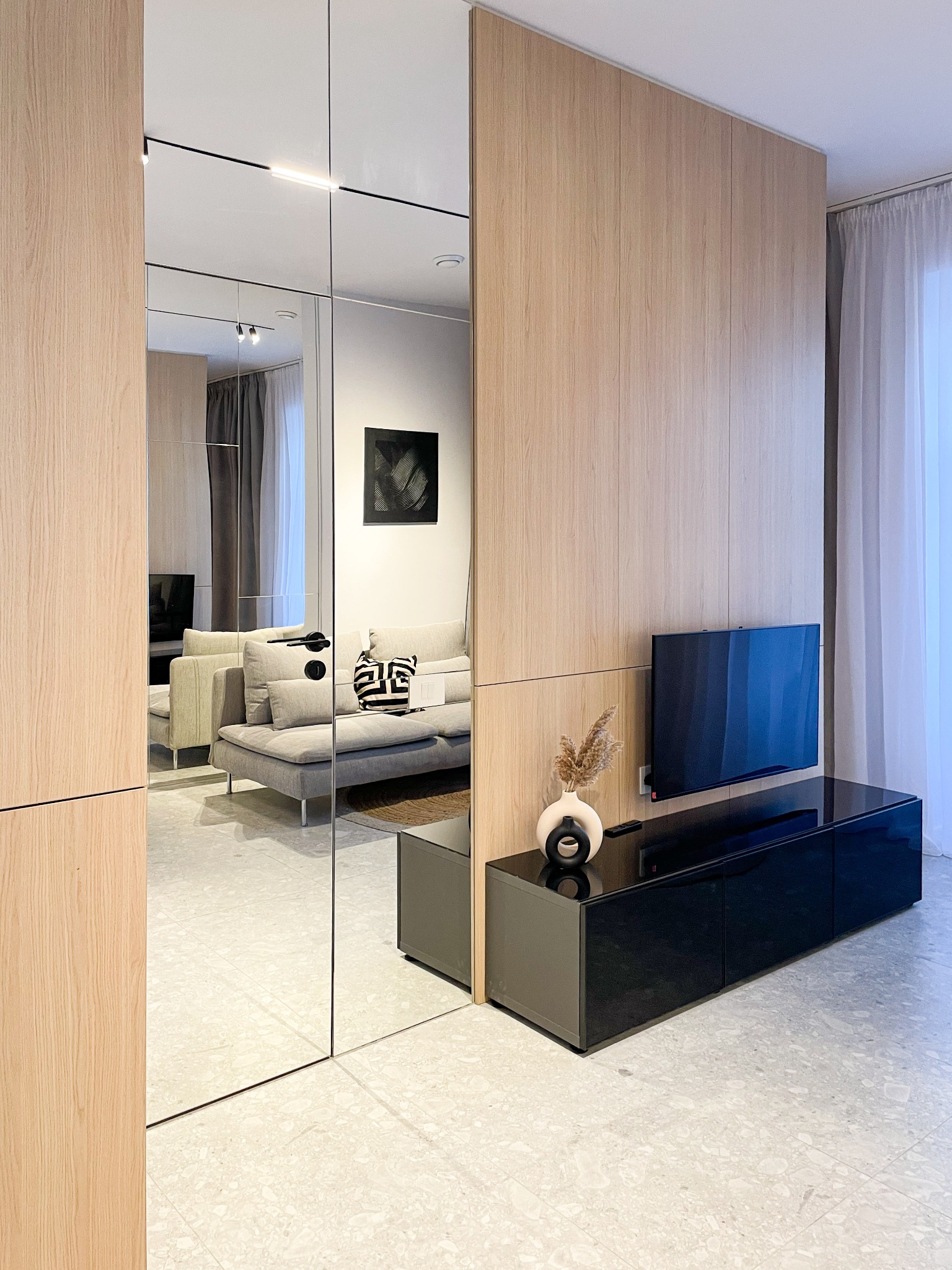 Amenajare studio minimalist cu perete oglinda