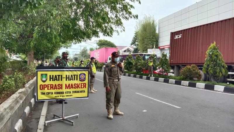 Para Satpol PP yang melakukan operasi masker untuk penegakan protokol kesehatan di Kota Solo.