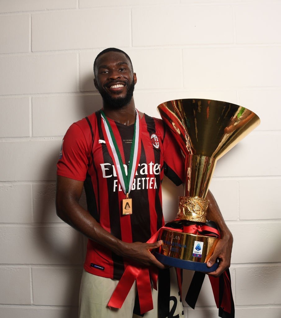 Fikayo Tomori holding trophy