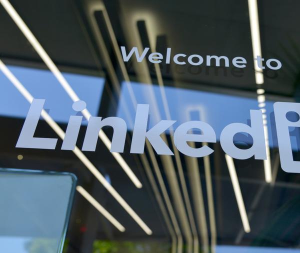 Imagem com frase "Welcome to LinkedIn" impressas em uma porta de vidro, ilustrando a capa para o link para os artigos do Germano Ferreira no LinkedIn.