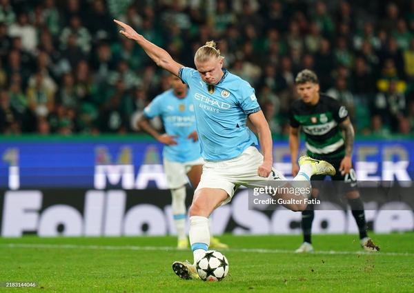 LISBON, PORTUGAL - NOVEMBER 05: Erling Haaland of Manchester City misses a penalty during the UEFA Champions League 2024/25 League Phase MD4 match between Sporting Clube de Portugal and Manchester City at Estadio Jose Alvalade on November 05, 2024 in Lisbon, Portugal. (Photo by Gualter Fatia/Getty Images)