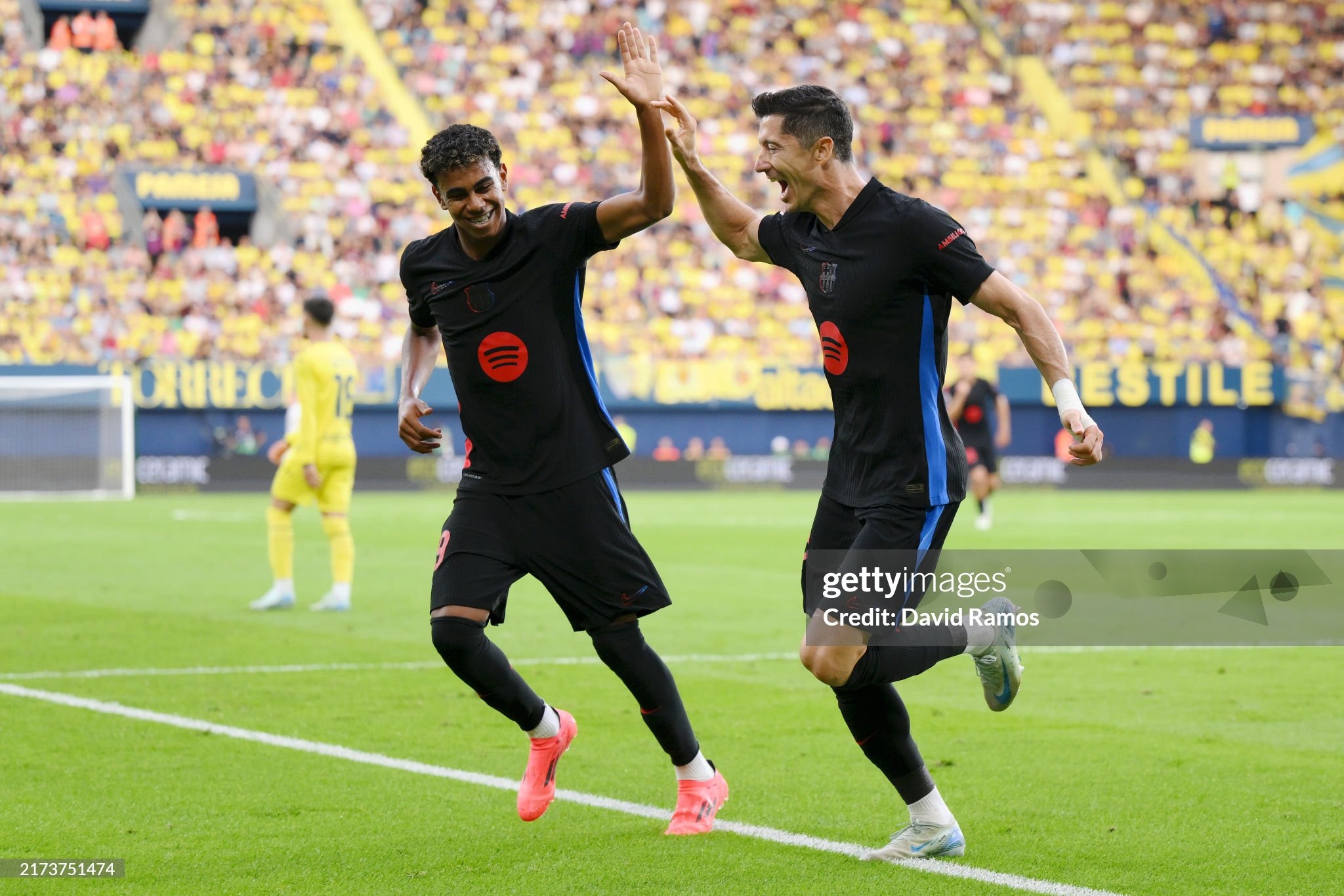 VILLARREAL, SPAIN - SEPTEMBER 22: Robert Lewandowski of FC Barcelona celebrates scoring his team's first goal with teammate Lamine Yamal during the LaLiga match between Villarreal CF and FC Barcelona at Estadio de la Ceramica on September 22, 2024 in Villarreal, Spain. (Photo by David Ramos/Getty Images)
