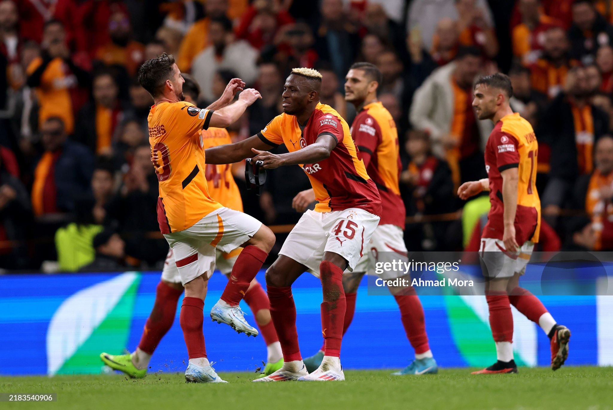 ISTANBUL, TURKEY - NOVEMBER 07: Victor Osimhen of Galatasaray celebrates scoring his team's third goal with teammate Dries Mertens during the UEFA Europa League 2024/25 League Phase MD4 match between Galatasaray A.S. and Tottenham Hotspur at Ali Sami Yen Spor Kompleksi on November 07, 2024 in Istanbul, Turkey. (Photo by Ahmad Mora/Getty Images)