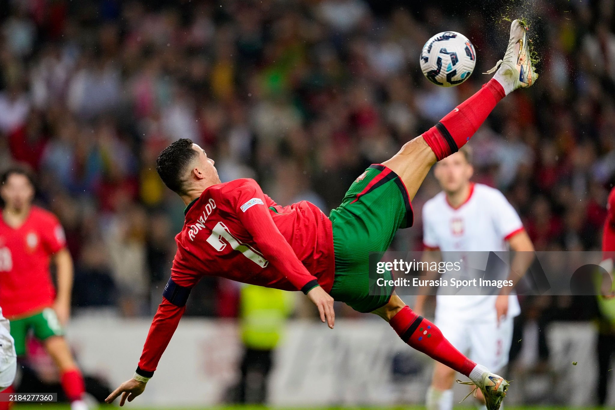 PORTO, PORTUGAL - NOVEMBER 15: Cristiano Ronaldo of Portugal attempts a bicycle kick during the UEFA Nations League 2024/25 League A Group A1 match between Portugal and Poland at Estadio do Dragao on November 15, 2024 in Porto, Portugal. (Photo by Pedro Loureiro/Eurasia Sport Images/Getty Images)