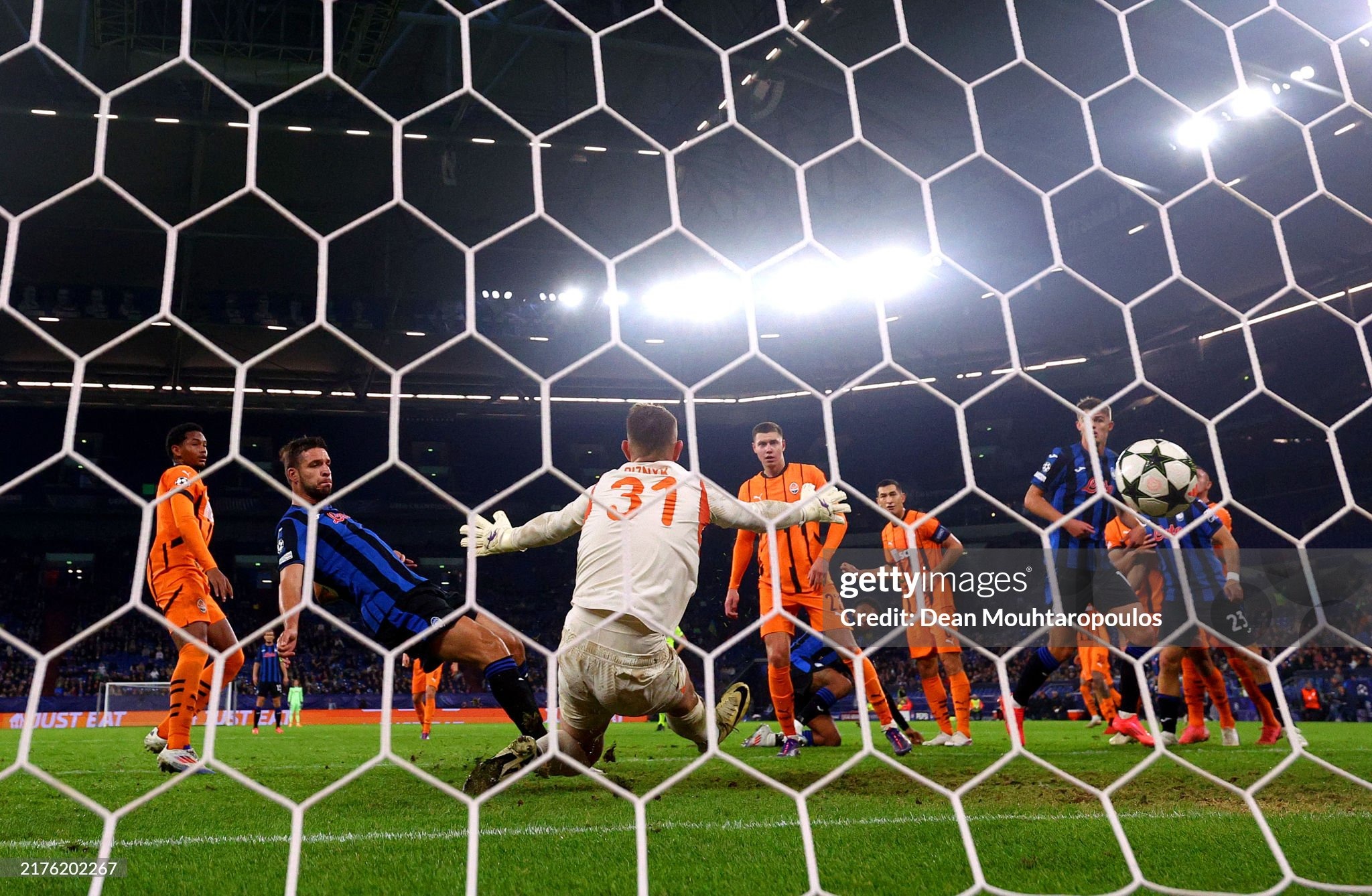 GELSENKIRCHEN, GERMANY - OCTOBER 02: (EDITORS NOTE: Image was captured using a remote netcam) Dmytro Riznyk of FC Shakhtar Donetsk fails to make a save as Berat Djimsiti of Atalanta scores his team's first goal during the UEFA Champions League 2024/25 League Phase MD2 match between FC Shakhtar Donetsk and Atalanta BC at Arena AufSchalke on October 02, 2024 in Gelsenkirchen, Germany. (Photo by Dean Mouhtaropoulos/Getty Images)