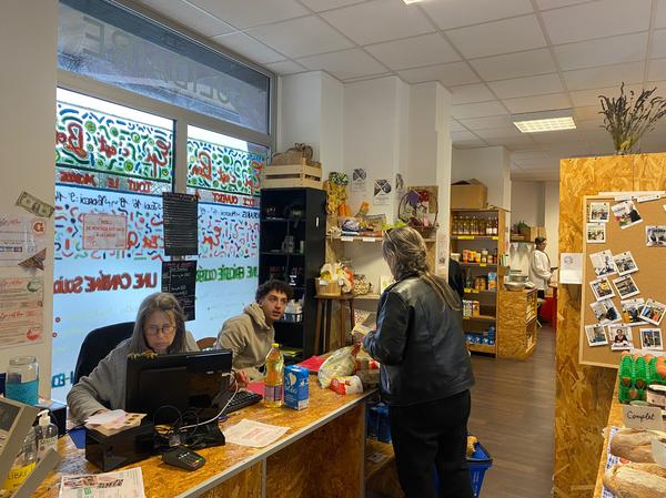 Les bénévoles de l'épicerie solidaire Épi c'est bon à Lyon 8e accueillent les bénéficiaires.