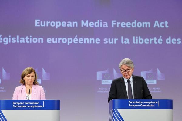 Vĕra Jourová, vice-présidente de la Commission Européenne, à gauche, et Thierry Breton, commissaire européen sur le marché européen, lors de la conférence de presse sur le Media Freedom Act. © Service audiovisuel de la Commission Européenne.