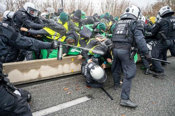 À coups de poings, de pieds, de matraques et de spray au poivre, les militants sont empêchés de rejoindre le blocage de la B429.