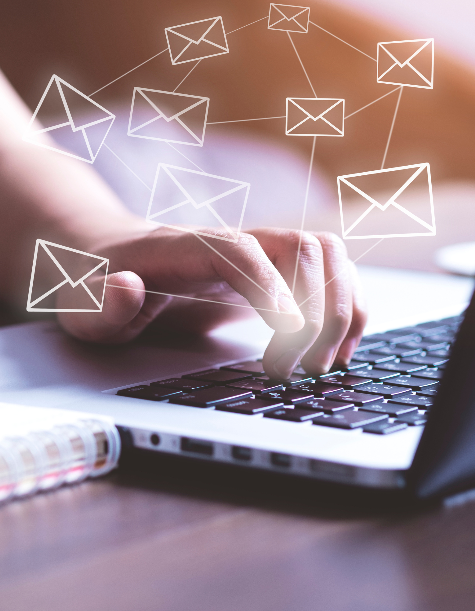 Donna che usa il computer portatile per inviare email e icone delle email