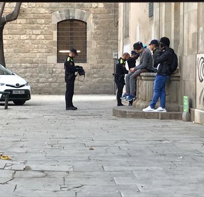 Indvandrerknægte tjekkes af politi i Raval