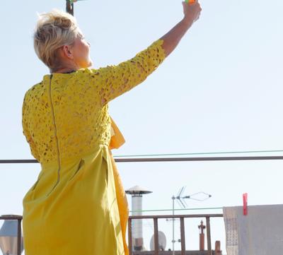 Sara Høyrup hænger tøj til tørre
