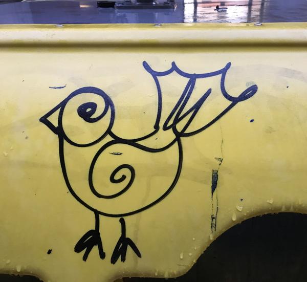 Fugl som graffiti på gul baggrund