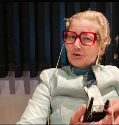 Sara Høyrup doing chuchotage interpreting at Aros