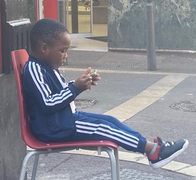 Lille dreng med mobiltelefon