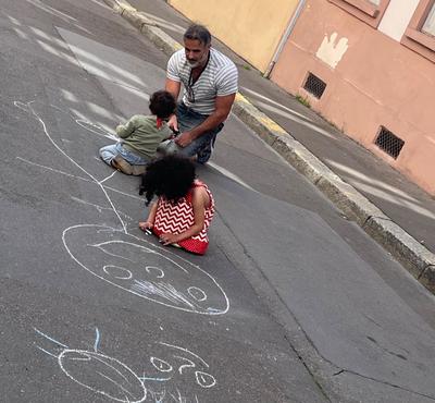 familia jugando en la calle