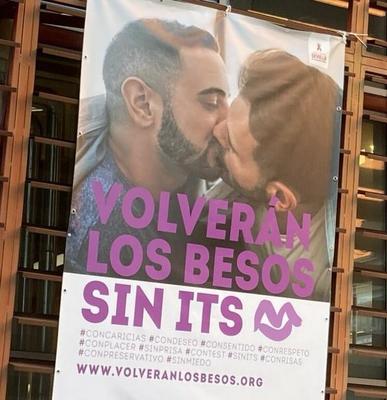 Plakat med kyssende mænd på et kæmpe fitnesscenter i Sevilla