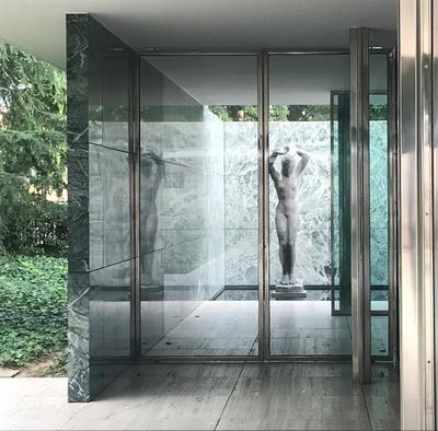 Mies van der Rohes kvindestatue i Barcelona