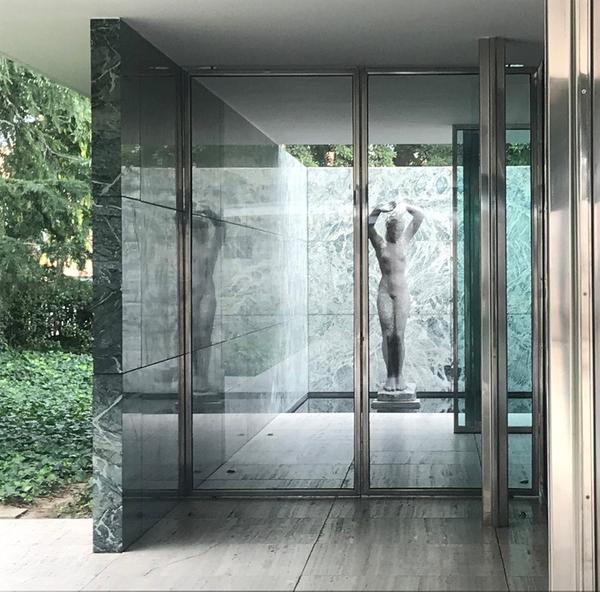 Mies van der Rohes kvindestatue i Barcelona