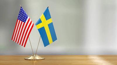 USAs og Sveriges flag på et bord