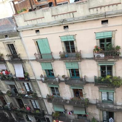 Balkoner i Barcelonas Carrer Doctor Dou under pandemien