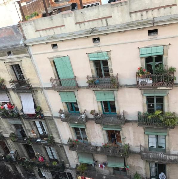 Balkoner i Barcelonas Carrer Doctor Dou under pandemien
