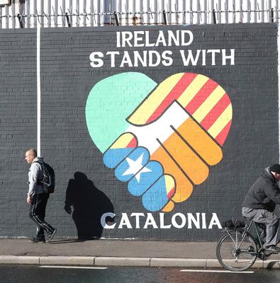 Vægmaleri om solidatitet mellem den irske og den catalanske nationalisme
