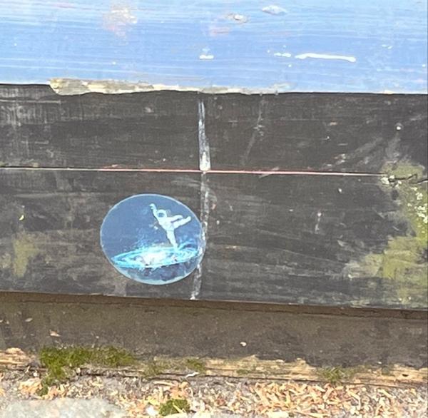 Et billede på et plankeværk