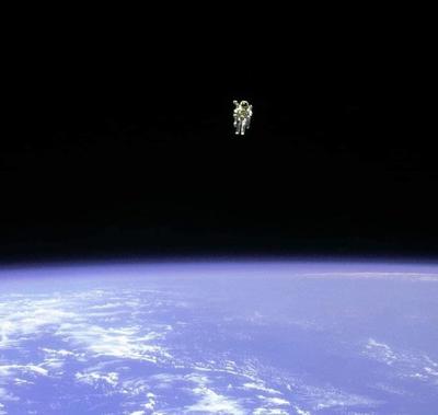 An astronaut alene i rummet