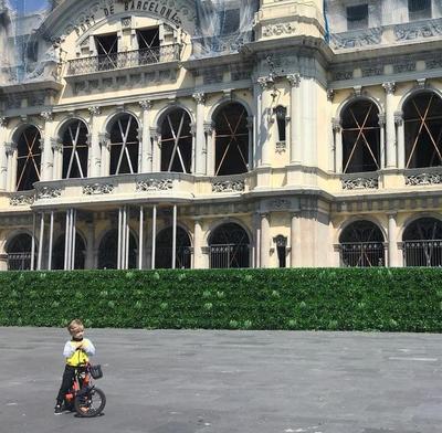 Lille pige på cykel i Barcelonas lystbådehavn for foden af Ramblaen