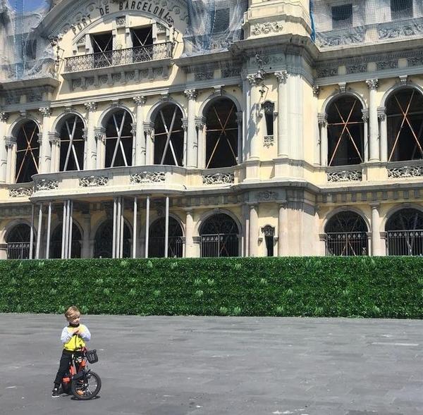 Lille pige på cykel i Barcelonas lystbådehavn for foden af Ramblaen