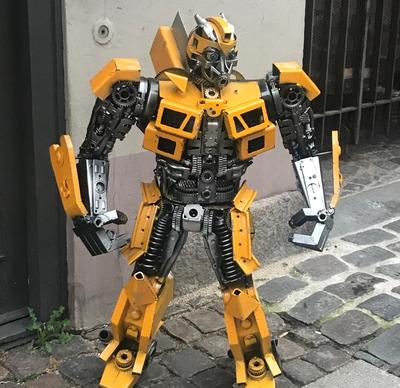 Robocop-figur på et fortov
