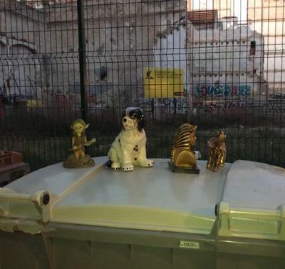 Porcelænsfigurer på skraldespand