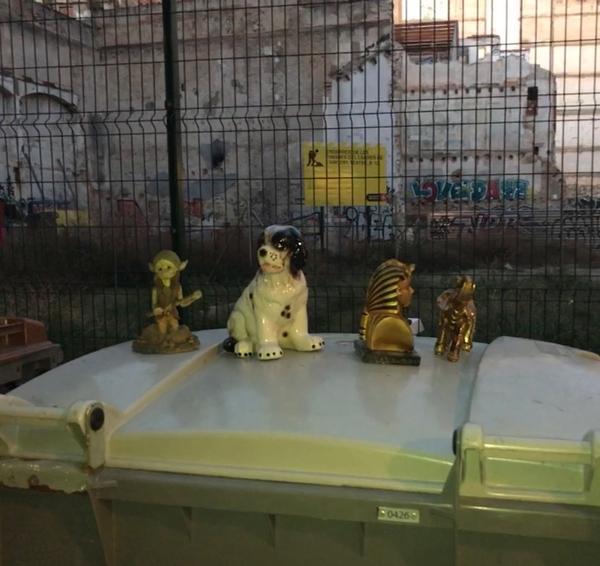 Porcelænsfigurer på skraldespand