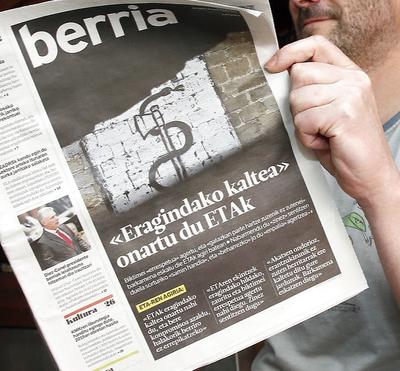 Mand læser avis på baskisk med ETA på forsiden