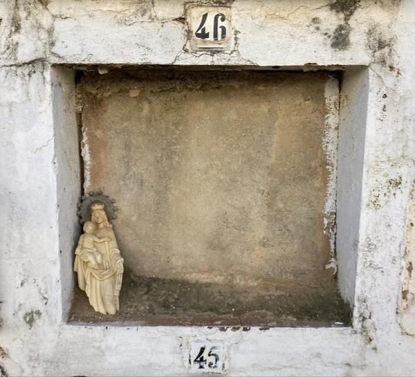 Madonna og barn i en gravplads
