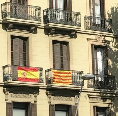 Det spanske flag og Cataloniens regionsflag side om side på en balkon i Barcelona