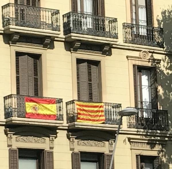 Det spanske flag og Cataloniens regionsflag side om side på en balkon i Barcelona