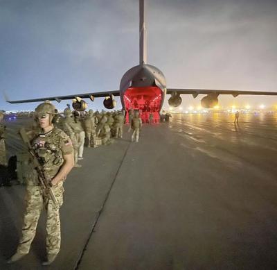 Un vuelo militar y una cola de militares