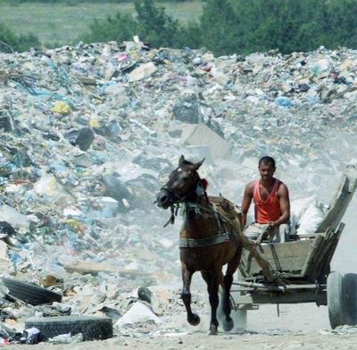 En mand i en hestevogn sanker affald i Ukraine