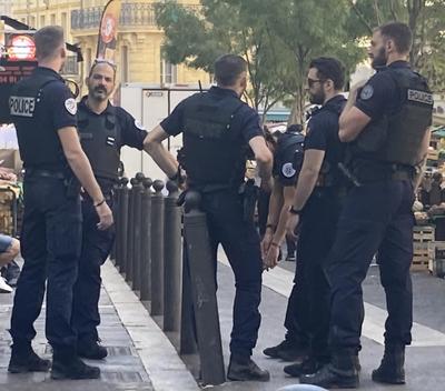 Politifolk i Marseilles Noailles-kvarter