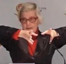 Sara Høyrup forklarer spanierne, hvor Jylland ligger.