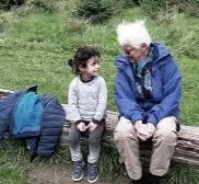 Un abuelo danés charla con una niña refugiada