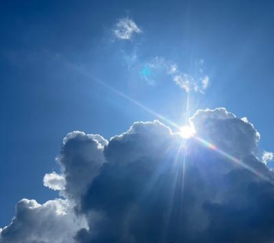Solen kommer frem bag skyen