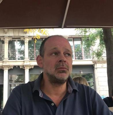 Juan Pablo Cardenal entrevistado por Sara Høyrup en el Raval