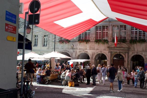 Rue de Maladelaine à Lausanne lors du marché samedi matin